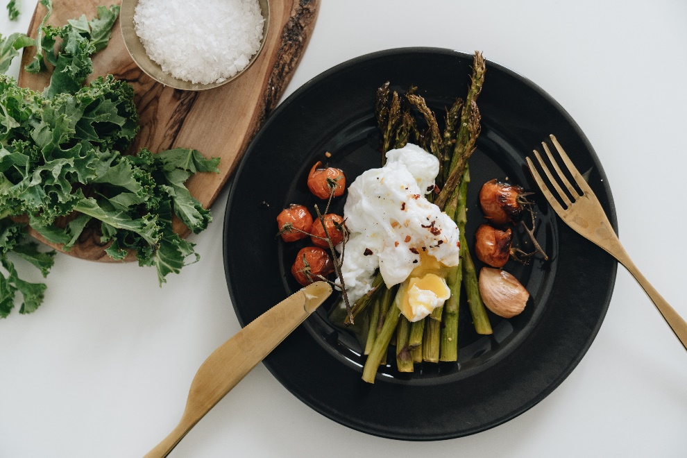 Poached egg and asparagus 