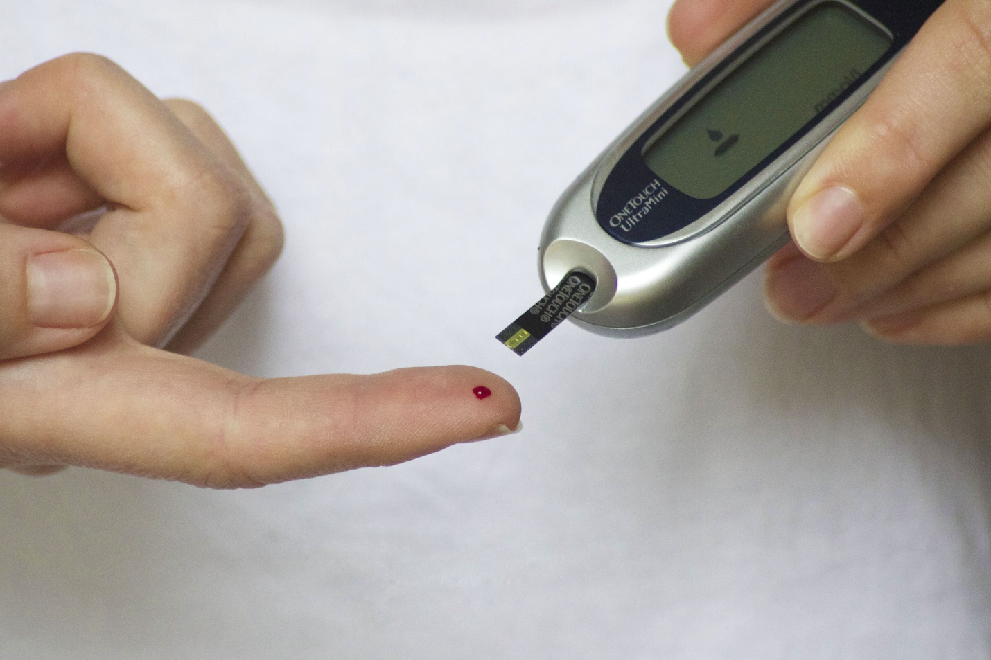 Checking blood sugar level using a glucometer