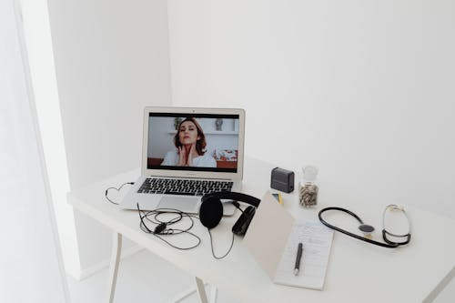 Patient explaining symptoms of oral thrush during an online doctor consultation