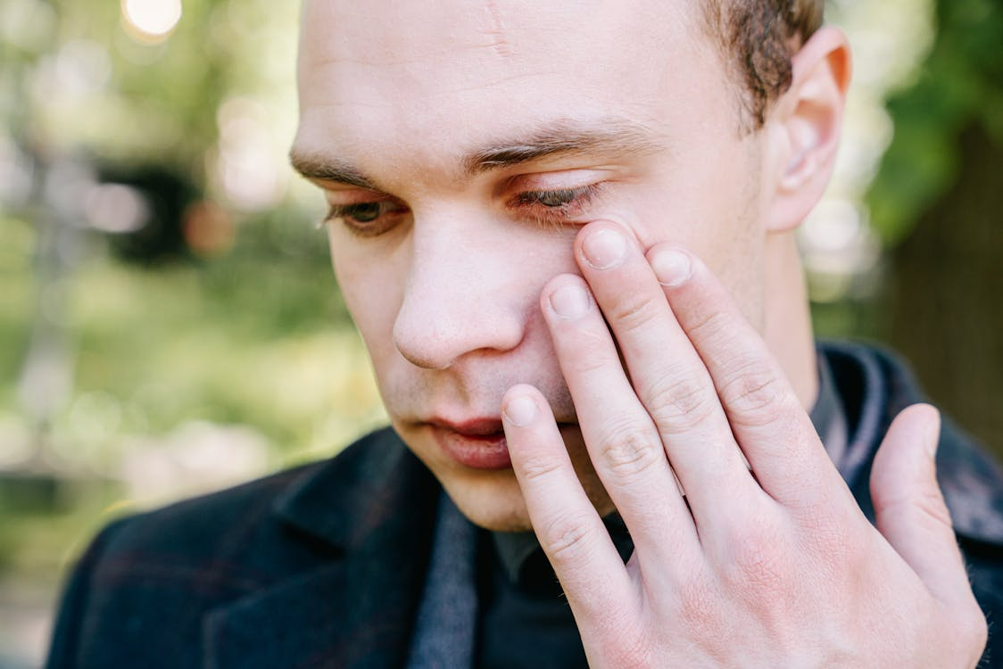 Person with red itchy eye symptoms associated with pink eye